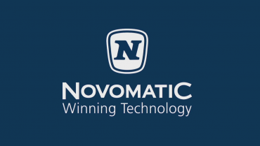 NOVOMATIC LOGO auf dunkelblauem Hintergrund
