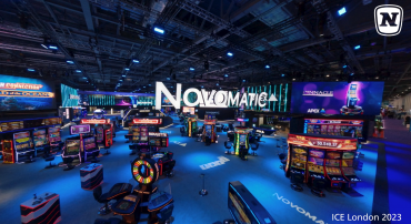 Messehalle in dunklem Design und grünen Lichtern mit NOVOMATIC Stand