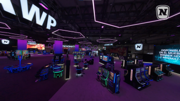 Messehalle von innen in violettem Design und schwarzen Produkten ausgestellt