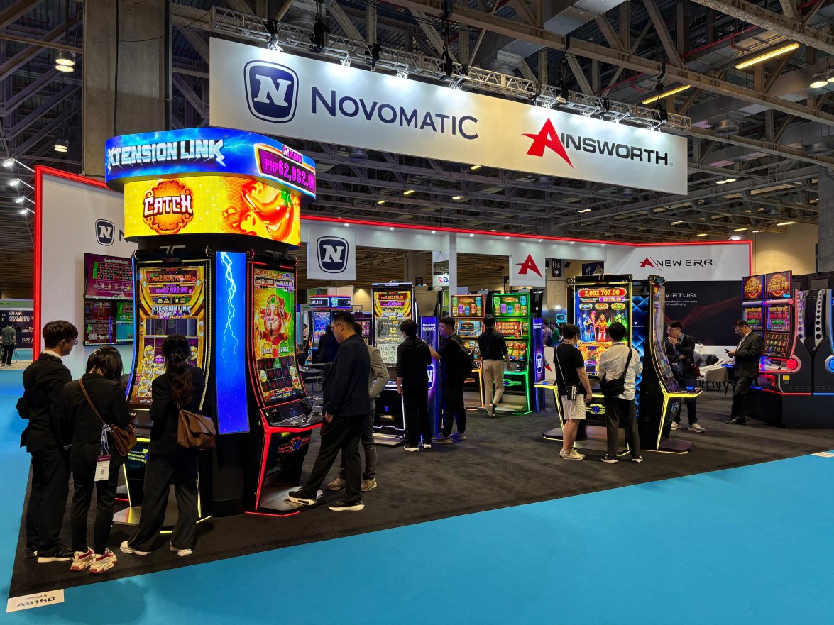 Messehalle der G2E Asia mit Kunden und Produkten von NOVOMATIC
