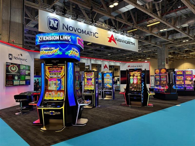 Messehalle der G2E Asia Innenaufnahme mit Produkten von NOVOMATIC