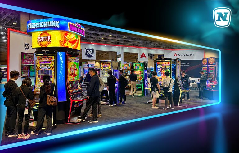 Messehalle Innenaufnahme mit Produkten von NOVOMATIC und Interessenten