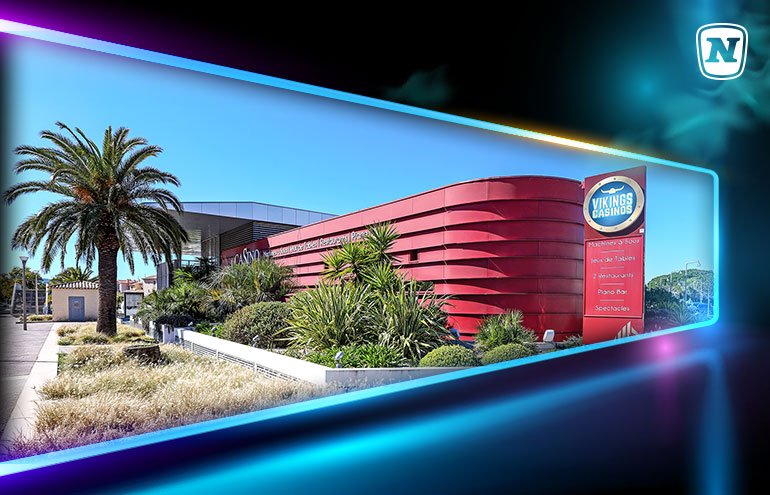 Gebäude französisches Casino Frejus von außen mit NOVOMATIC Logo